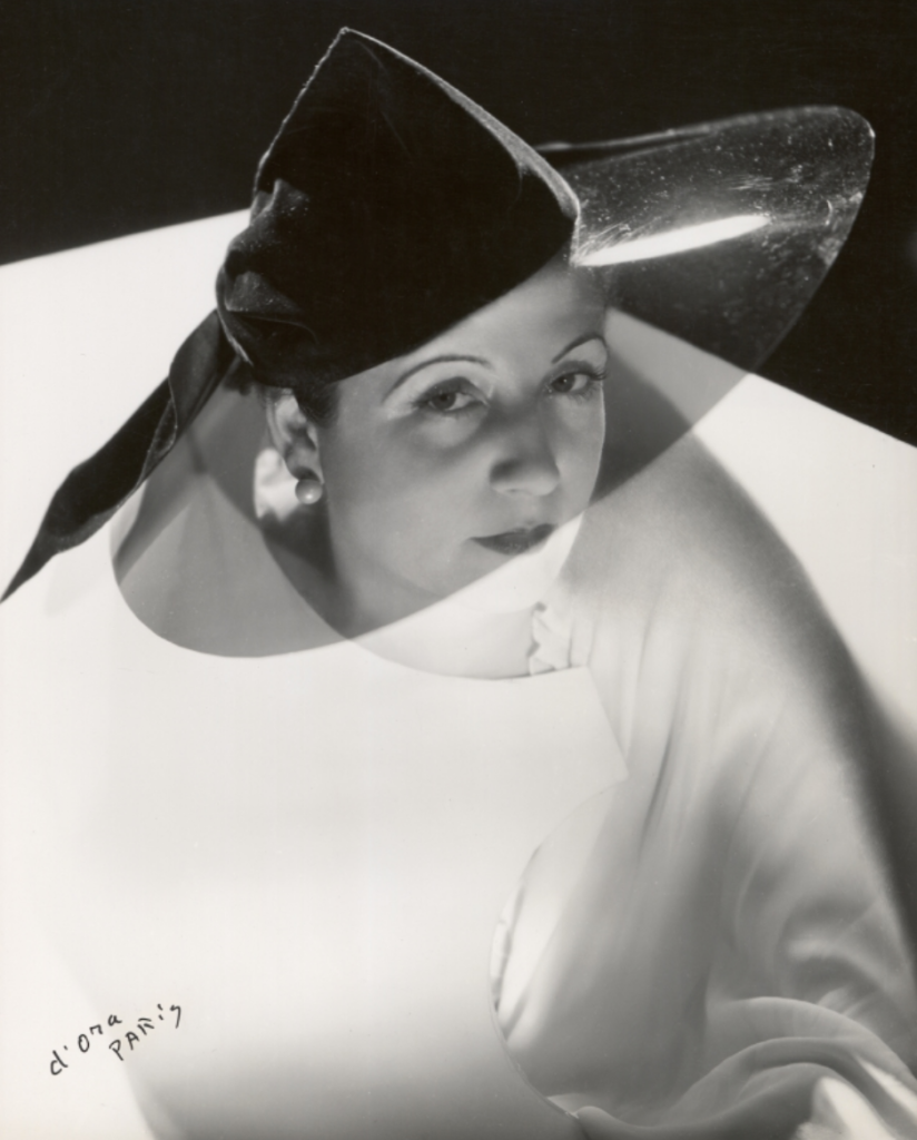 Madame Agnès con cappello in velluto con tesa trasparente, c. 1936, Madame d'Ora