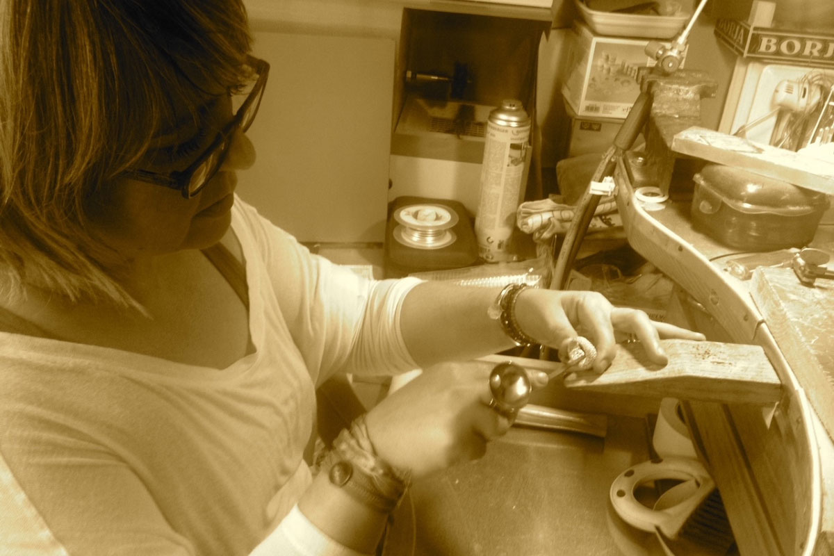 Lorella Greco mentre crea i suoi gioielli