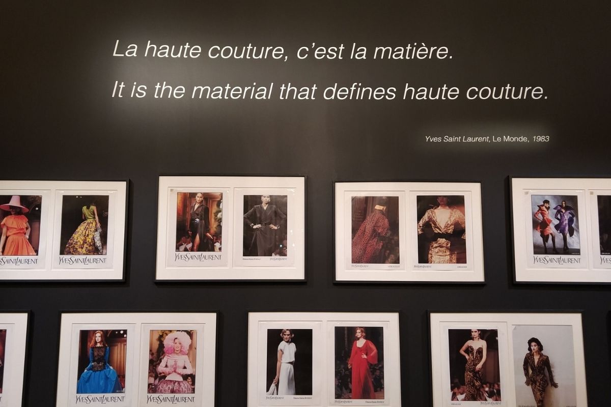 Pannello espositivo della mostra al Musée Yves Saint Laurent 
